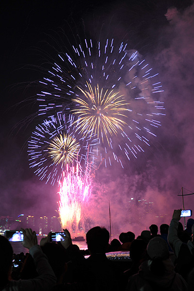 夜の海を彩る9万発の花火　／釜山