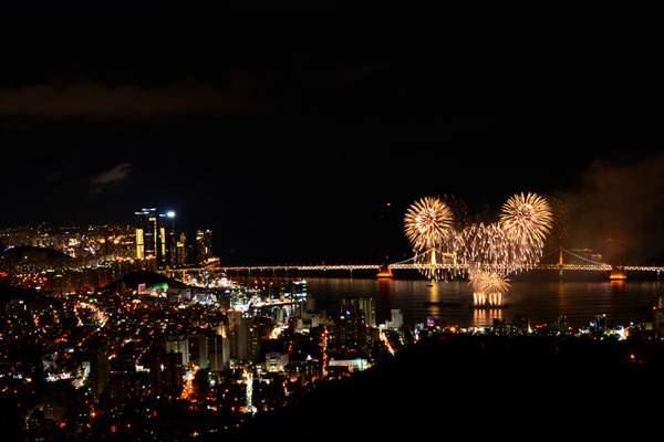 夜の海を彩る9万発の花火　／釜山