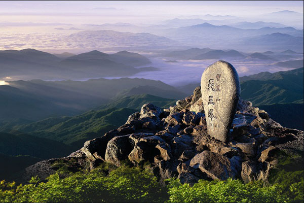 韓国最大規模の国立公園・智異山の頂上、天王峰から眺めた絶景。