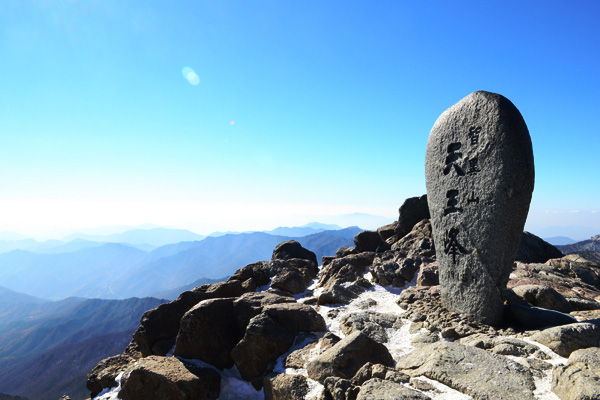 智異山の最高峰、天王峰の頂上から眺めた景色。