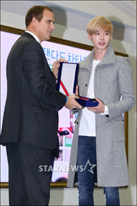 【フォト】声の寄付オーディオションに出席したイ・ジョンソク