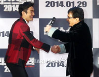 【フォト】握手するジャッキー・チェン&SJシウォン
