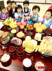旧正月の茶礼床を体験する子どもたち