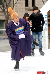 韓服姿でスケート