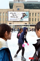 最後の滑りを楽しむ市民たち