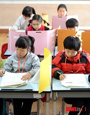 問題を解く子どもたち
