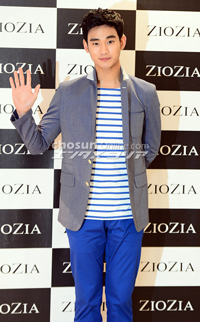 【フォト】サイン会に臨むキム・スヒョン