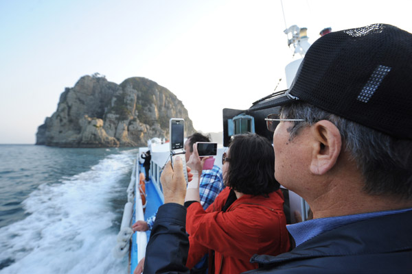 外島観光を終えた中国人たちは、遊覧船で海金剛ツアーに出掛けた。