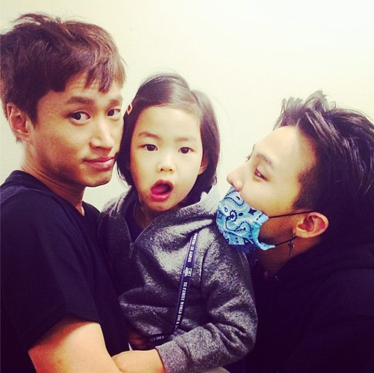 G-DRAGON、TABLO親子とパチリ