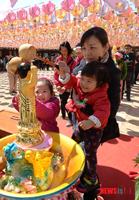 家族連れで灌仏会