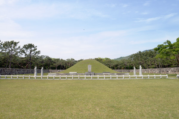 伽耶の始祖・首露王の墓「首露王陵」。