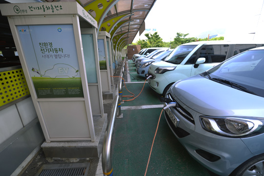 昌原市は2011年に環境部の「EV先導都市」に選ばれ、他地域に先駆けて電気自動車が普及した。