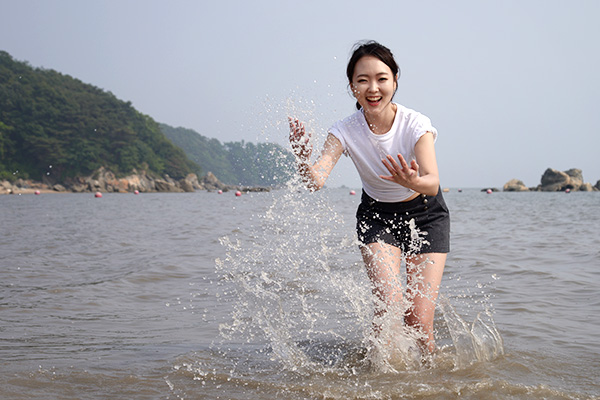 仁川広域市江華郡にある席毛島は、自然休養林や海水浴場のほか、レジャー施設、歴史のある寺などさまざまな見所やレジャースポットがある。