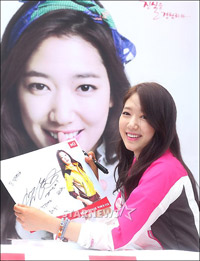 【フォト】パク・シネ、笑顔でサイン会