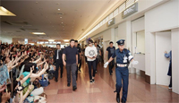 JYJユチョンが日本へ、ファン1000人が空港で出迎え