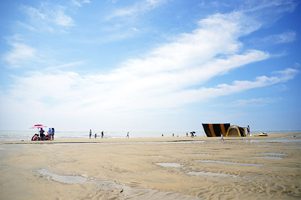 干潮になると、大伊作島の沖合に姿を現す砂の島「プルドゥン」。