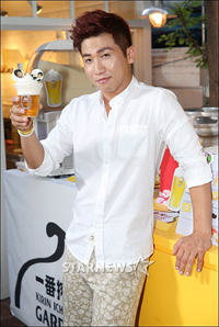 【フォト】一日店長ユン・セユン「ビール召し上がれ」