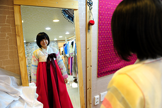 11日には韓日の高校生たちが集まり、韓服を着る体験プログラムがあった。