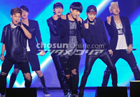 【フォト】熱唱する防弾少年団