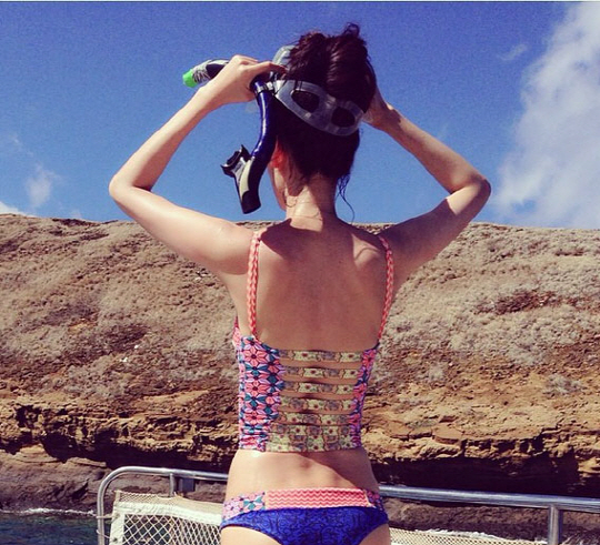 ハワイでオフ中のヘバク、ビキニ姿披露