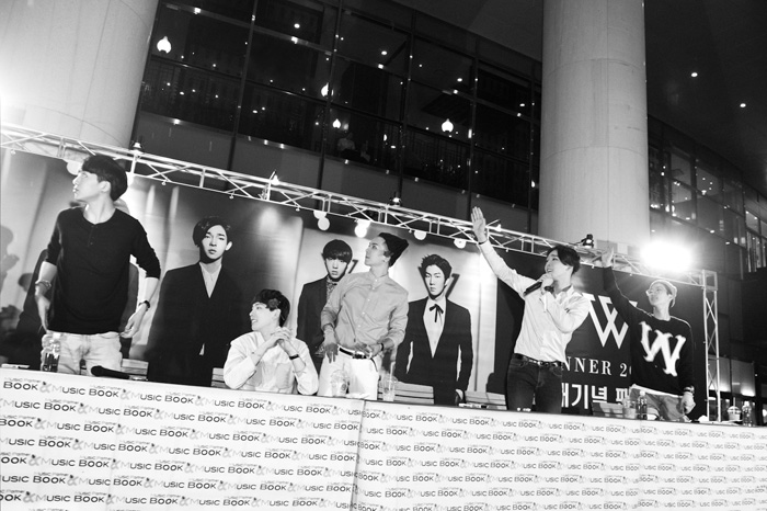 ▲あいさつを除けば、新人アイドルの主な仕事はサインだ。写真は8月24日にソウルで開催されたサイン会であいさつするWINNER。／写真提供＝YGエンターテインメント
