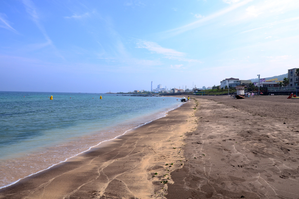 済州島の海のエメラルド色は済州島の海岸を代表する色だ。