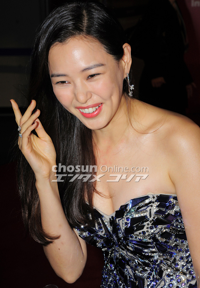 【フォト】ドレスも笑顔もまぶしいイ・ハニ＝釜山映画祭