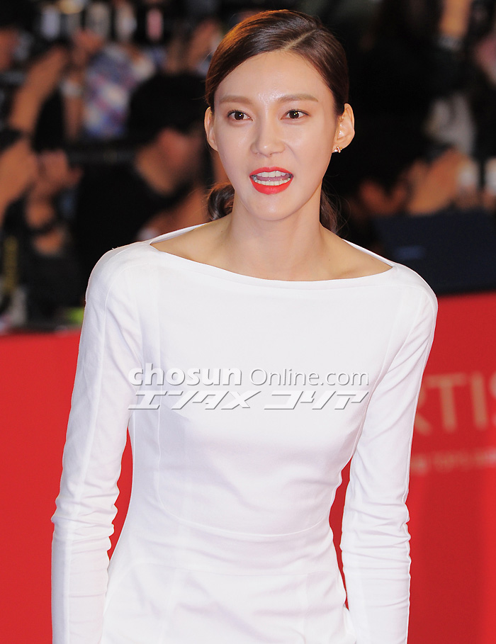 【フォト】純白ドレスのチャ・イェリョン＝釜山映画祭