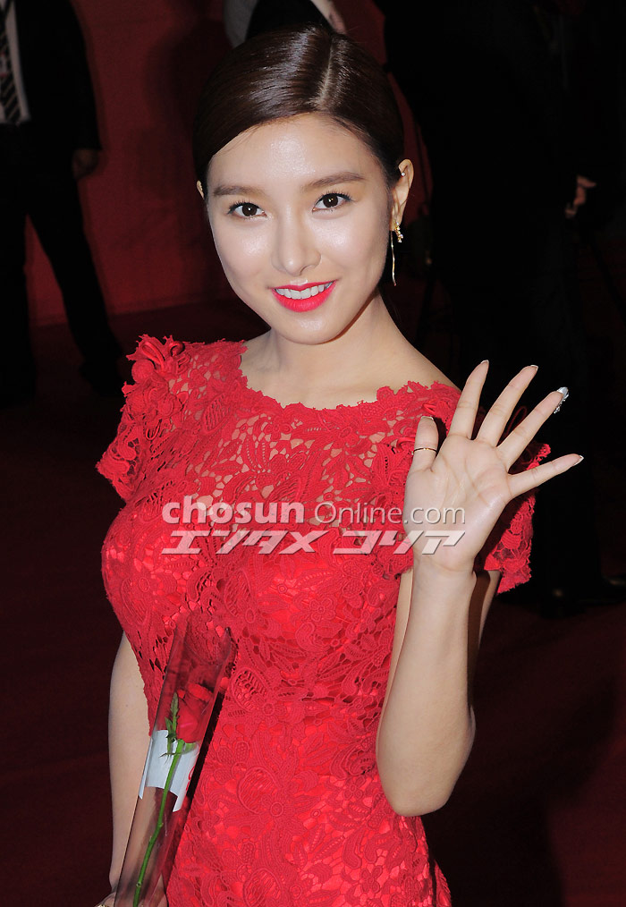 【フォト】真っ赤なドレスのキム・ソウン＝釜山映画祭