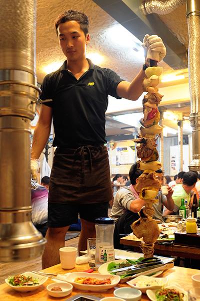 済州名物の「豚の串焼き」は、済州島ならではの料理が食べたい人にぴったりだ。