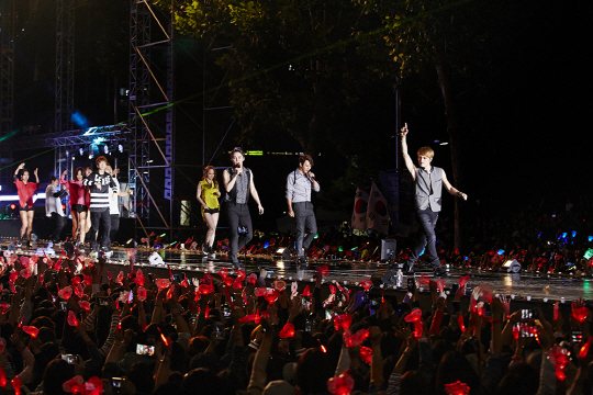 JYJがソウル都心で公演、ファン5万人熱狂