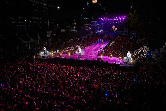 JYJがソウル都心で公演、ファン5万人熱狂