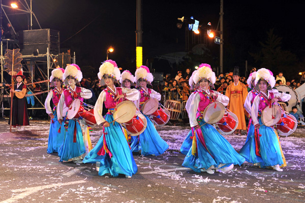 昨年の昌原フェスティバルで行われたパレードの様子。