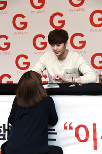 【フォト】イ・ジョンソクがサイン会