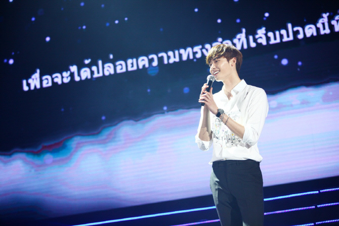 イ・ジョンソクがタイで初ファンミ、4000人が熱狂