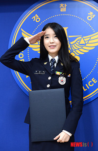 【フォト】IU、名誉警長に昇進