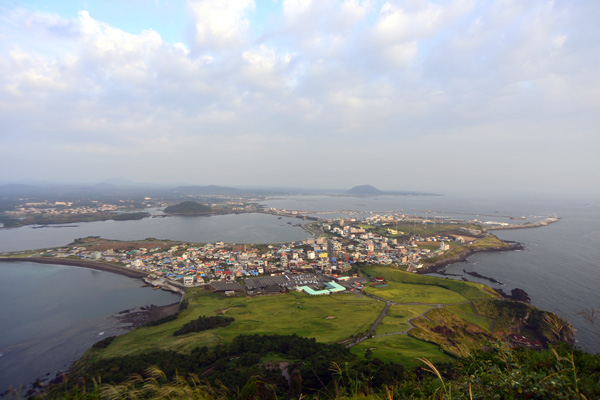 城山日出峰の頂上からは済州島の海や城山浦が一望できる。