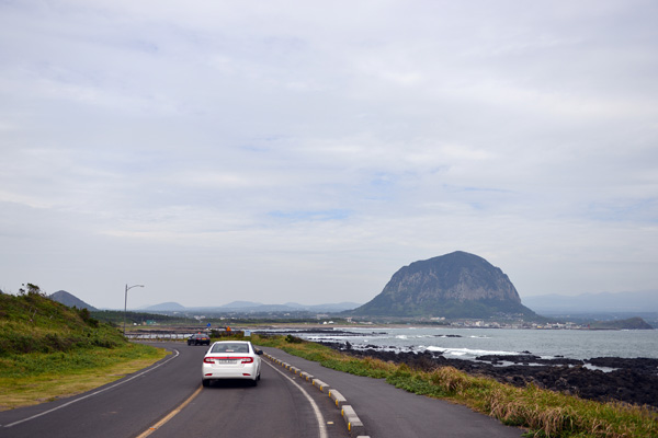 全長4.4キロの沙渓海岸道路からは、海辺の素晴らしい景色に加え、島と山の様子も見渡せる。