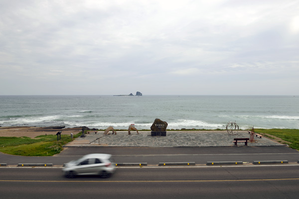 単調な海の景色のアクセントとなっている兄弟島。