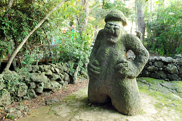 北村トルハルバン公園にはさまざまな形のトルハルバンがある。