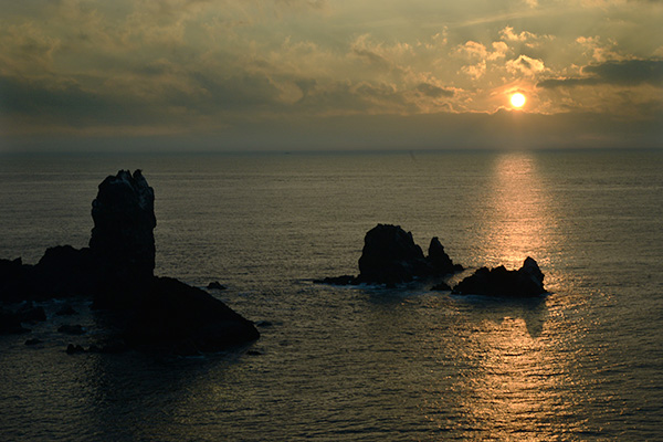 ドラマ『オールイン』のロケ地として人気を集める済州島の「ソプチコジ」の日の出。