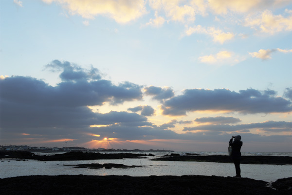 挟才海岸は夕暮れ時になると周囲が紫色に染まる。