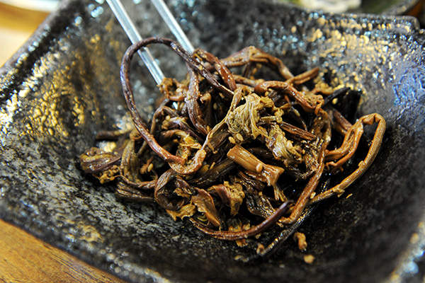 済州のワラビはあえ物や鍋物など、さまざまな郷土料理に使われる。