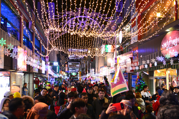 金海のロデオ通りでは、来年1月4日までクリスマス文化フェスティバルが開催される。