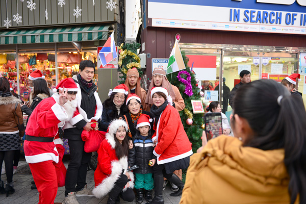 ロデオ通りのクリスマス文化フェスティバルには多数の金海市民が訪れ、楽しいひとときを過ごしている。
