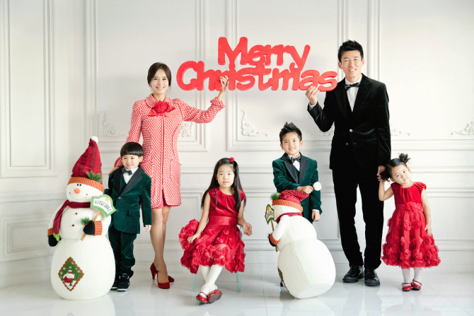 ション＆チョン・ヘヨン、家族そろって「メリークリスマス」