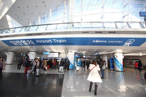 仁川空港に到着後、黄色の文字で書かれた空港鉄道の案内に沿って歩いていくと、仁川空港駅にたどり着く。
