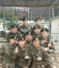 徴兵:訓練所で敬礼するJYJジェジュンの写真公開