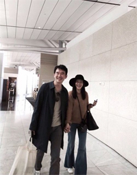 オム・ジウォン夫妻、仁川空港でパチリ