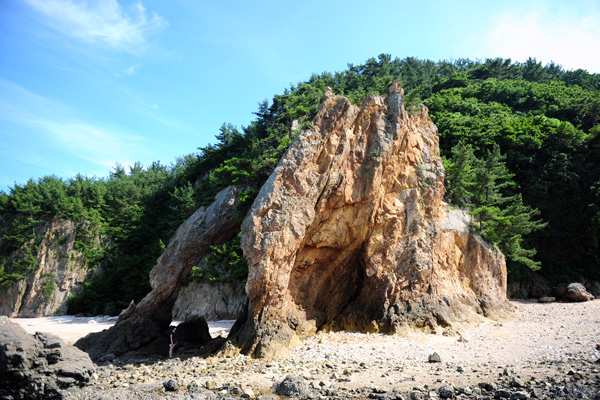 昇鳳島のモンドル浜にある南大門岩。この岩は角度によって、象のようにも見える。